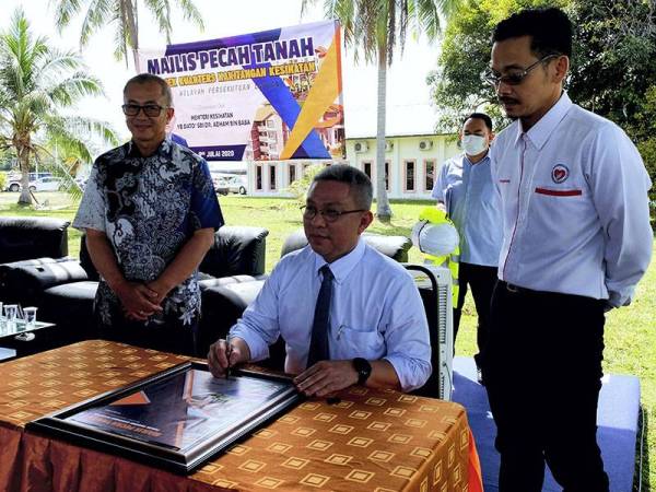 Menteri Kesihatan Datuk Seri Dr Adham Baba ketika merasmikan majlis pecah tanah Projek Kuarters Kakitangan Kesihatan di Jalan Tanjung Teras, Membidai hari ini. - Foto Bernama