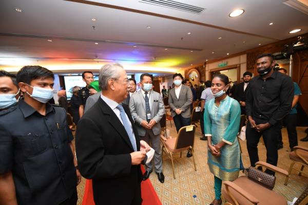 Muhyiddin beramah mesra bersama Pavithra (dua dari kanan) bersama suaminya. M.Sugu (kanan) pada majlis pelancaran sambutan Ulang Tahun ke-50 Rukun Negara dan Setem khas Rukun Negara di Bangunan Perdana Putra, Putrajaya hari ini. Foto: Bernama