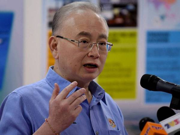 Menteri Pengangkutan Datuk Seri Ir Dr Wee Ka Siong bercakap pada sidang media sempena lawatannya ke Pelabuhan Klang di Port Klang Free Zone (PKFZ) hari ini. - Foto Bernama