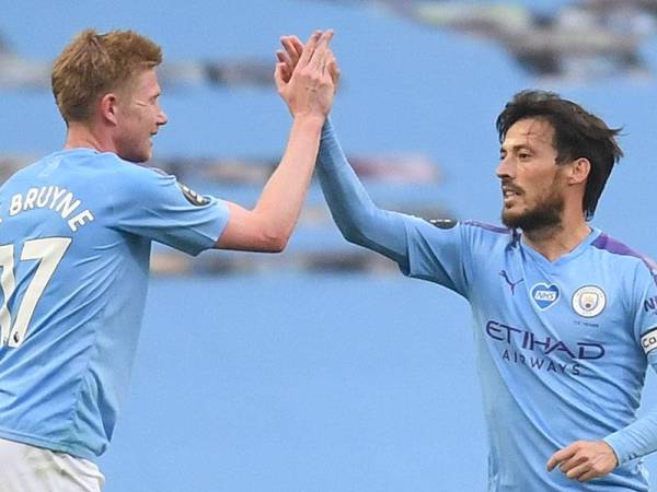 Silva (kanan) meraikan jaringan keempat bersama Kevin De Bruyne di Etihad.