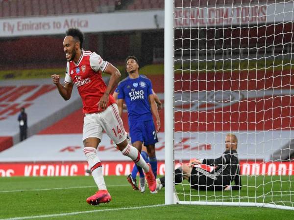 Aubameyang (kiri) menjaringkan gol pembukaan ketika menentang Leicester City di Stadium Emirates pada 7 Julai lalu.