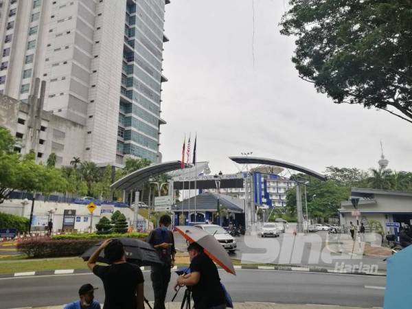 Beberapa kakitangan Al Jazeera hadir ke Bukit Aman untuk direkod keterangan, hari ini.