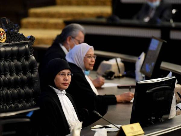 Tengku Maimun (kiri) pada majlis angkat sumpah jawatan dan taat setia Hakim Mahkamah Persekutuan, Mahkamah Rayuan dan Pesuruhjaya Kehakiman di Istana Kehakiman hari ini. Foto: Bernama