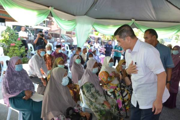 Azmin menyantuni ahli LKPIM cawangan Kampung Nakhoda hari ini.