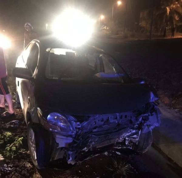 Keadaan kereta mangsa yang terlibat dalam kemalangan di Kilometer 26, Jalan Temerloh-Bahau dekat Bera awal pagi tadi. - Foto Ihsan Bomba