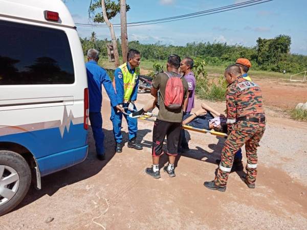 Anggota bomba dan APM mengusung mangsa yang cedera selepas tergelincir semasa mendaki di Bukit Panau pagi tadi.