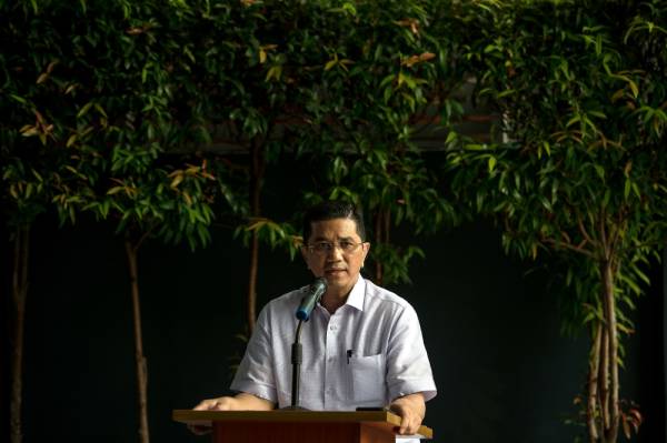 Menteri Kanan merangkap Menteri Perdagangan Antarabangsa dan Industri Datuk Seri Mohamed Azmin Ali. -Foto Bernama