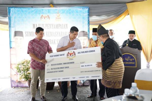 Azmin (tengah) menyampaikan replika cek sumbangan aktiviti tahunan kepada Masjid Ar-Rahimah, Gombak hari ini. 