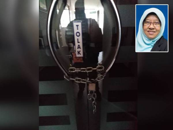 Pintu pejabat Haniza Bangunan Sultan Salahuddin Abdul Aziz Shah dipasang mangga hari ini. Gambar kecil: Haniza 