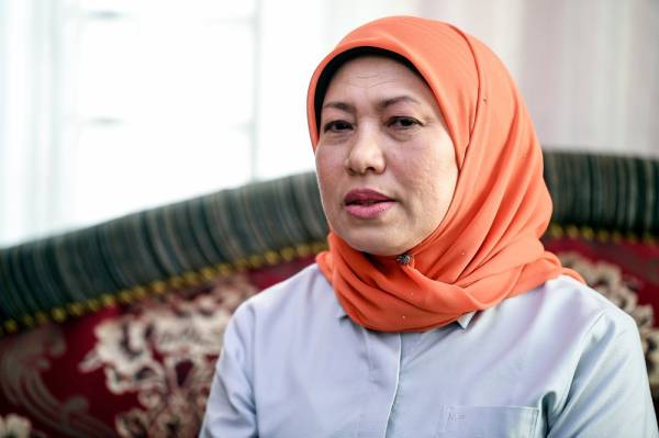 Nancy Shukri pada sidang media selepas melakukan lawatan di rumah penginapan Diamond Msha di Felda Mata Ayer hari ini. -Foto Bernama