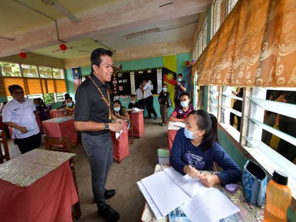 Mohd Shahar memberikan kata-kata semangat kepada pelajar miskin supaya tidak berputus asa ketika melawat asrama kategori daif di Sekolah Menengah Kebangsaan Tebakang hari ini. - Foto Bernama
