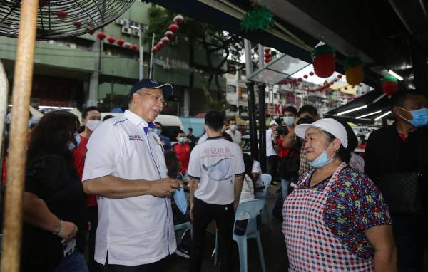 Annuar beramah mesra bersama peniaga ketika lawatan di sekitar Jalan Alor bersama Persatuan Peniaga dan Penjaja Jalan Alor ketika Majlis Pelancaran 'Jom BB' dan Kempen Pemulihan Industri Pelancongan Bukit Bintang di Jalan Alor hari ini. -Foto Bernama