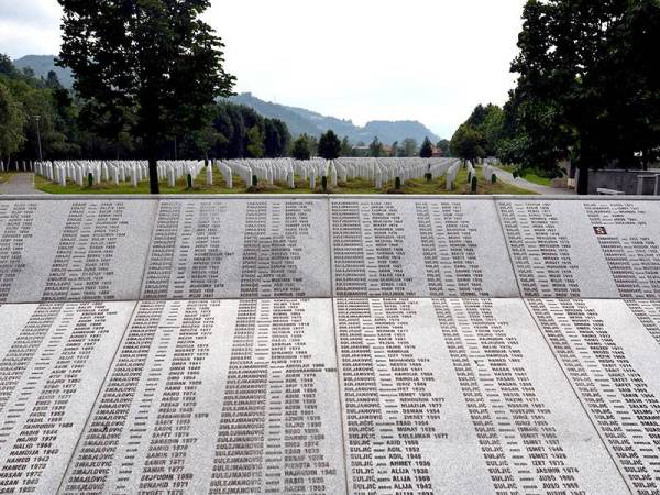 Ratusan mangsa penyembelihan Srebrenica disemadikan di kawasan tanah perkuburan peringatan Potocari. - Foto: AFP