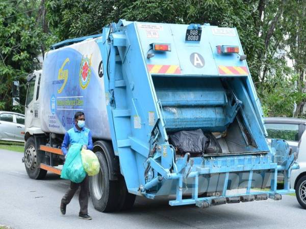 VMS memastikan keseluruhan jentera KDEBWM masuk ke kawasan yang telah ditetapkan dan kru kontraktor menjalankan tugas dengan baik. - FOTO MOHD IZARI ROSLI 