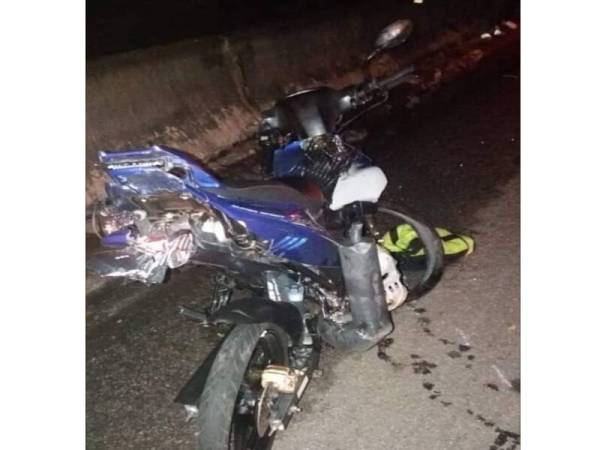 Keadaan salah sebuah motosikal yang terbabit dalam kemalangan di Kilometer 192.4, LPT 1 malam tadi. - Foto ihsan bomba