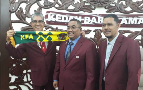 Dari kiri, Abdullah, Muhammad Sanusi dan Radhi selepas EGM KFA di Wisma Darul Aman hari ini.