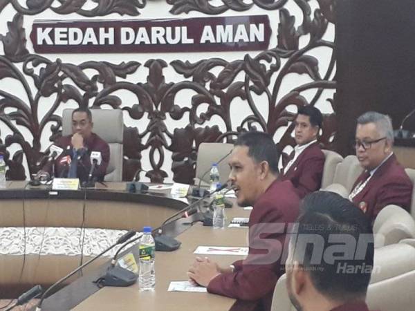 Radhi (tiga dari kanan) pada ucapan aluan-aluannya sebagai Naib Presiden KFA di Wisma Darul Aman hari ini.