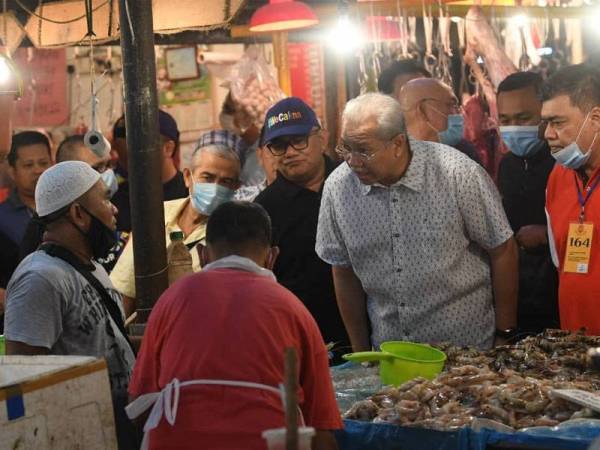 Annuar bertemu peniaga bagi mendapatkan gambaran suasana perniagaan di Pasar Datok Keramat.