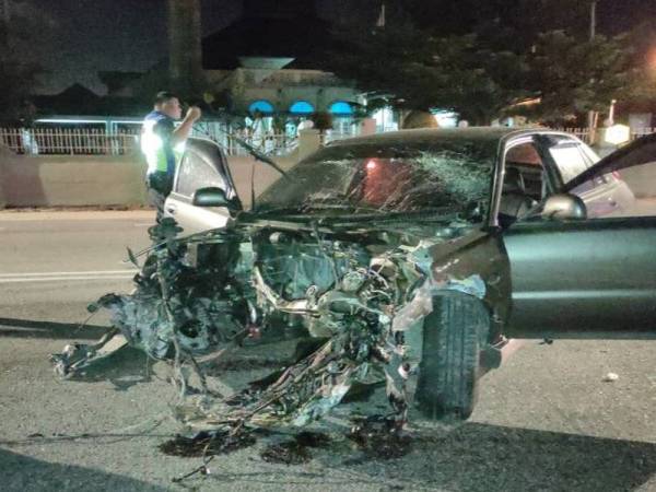 Kereta mangsa remuk teruk di bahagian hadapan selepas merempuh pagar Masjid Jamek Tengah Berapit, Jalan Berapit.