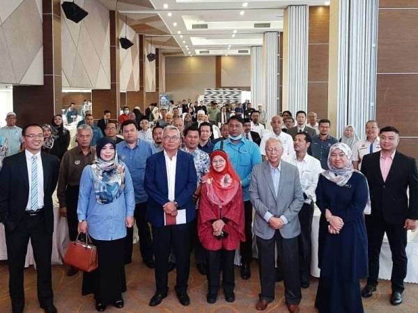 Mohd Redzuan (tiga dari kiri) bergambar bersama kenamaan dan peserta sesi Libat Urus kedua di Kedah semalam selepas sesi pertama diadakan di Sabah bulan lalu.