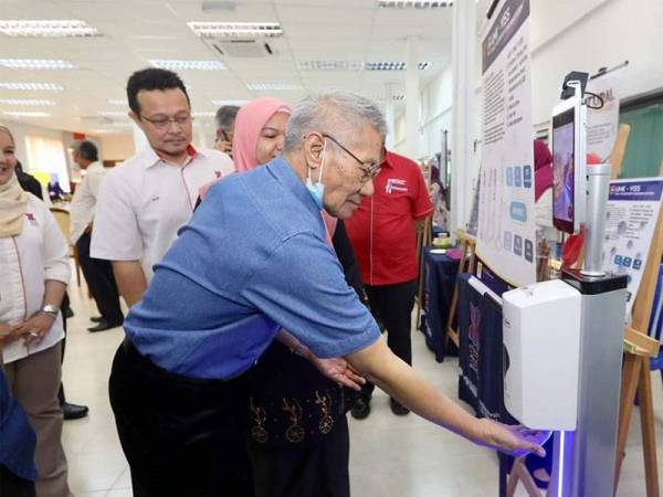 Sistem pemeriksaan suhu tanpa sentuh yang dibangunkan UMK sebagai langkah pencegahan awal mengelak penularan Covid-19.