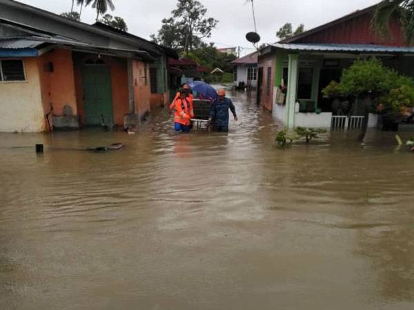 Hujan lebat sejak malam tadi ditambah dengan fenomena air pasang menyebabkan 22 kawasan di Muar dinaiki air.