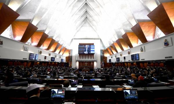 Sesi soal jawab persidangan Dewan Rakyat pada Persidangan Mesyuarat Kedua Penggal Ketiga Parlimen ke-14 di Bangunan Parlimen semalam. - Foto Bernama