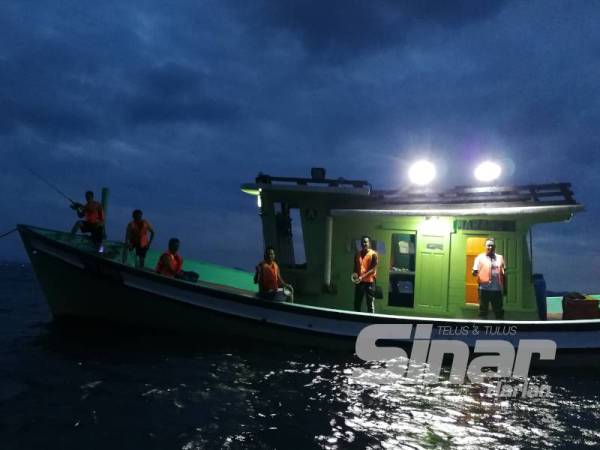 Peserta menyertai aktiviti candat di perairan Pulau Kapas.