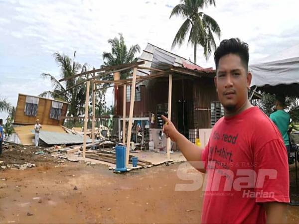 Mohd Faizal menunjukkan keadaan sebahagian rumah didiami mereka runtuh dan ranap akibat dibadai ribut di Blok P Sawah Sempadan, dalam kejadian awal pagi.