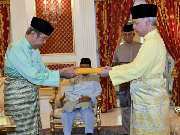 Sultan Perak Sultan Nazrin Shah berkenan menyerahkan cek zakat perniagaan berjumlah lebih RM2.7 juta bagi tahun 2019 kepada Tan Sri Dr Wan Mohd Zahid Mohd Noordin di Istana Perak, Changkat Persekutuan hari ini. - Foto Bernama