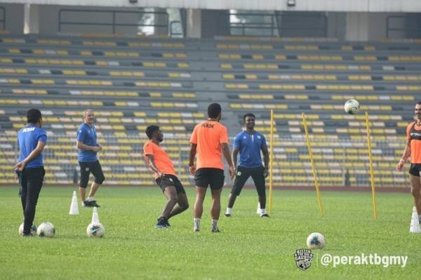 Durakovic memantau sesi latihan pemain Perak di Stadium Perak. 