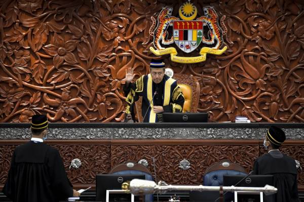 Datuk Azhar Azizan Harun mengangkat sumpah sebagai Yang Dipertua Dewan Rakyat yang baharu. -Foto Bernama