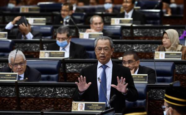 Perdana Menteri Tan Sri Muhyiddin Yassin menjawab soalan semasa sesi soal jawab persidangan Dewan Rakyat. -Foto Bernama