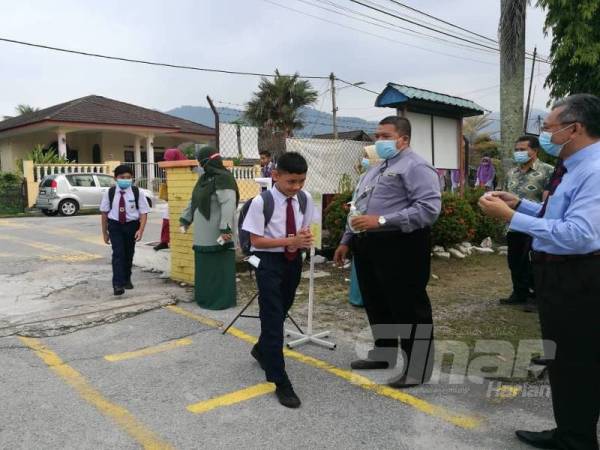 Murid SK Jelapang mengikut SOP ditetapkan sebelum dibenarkan masuk ke kelas masing-masing pada hari pertama pembukaan semula sesi persekolahan hari ini. 