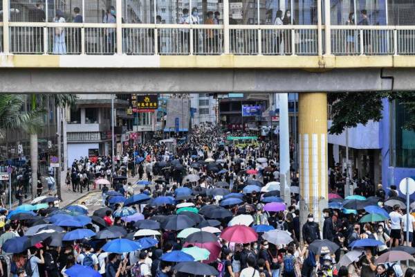 Gambar fail menunjukkan penunjuk perasaan Hong Kong berhimpun bagi menentang undang-undang keselamatan di pulau tersebut. - Foto AFP