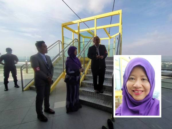 Ainol (tengah) mendengar penerangan berkaitan Star View di Menara Alor Setar di sini hari ini. (Gambar kecil: Ainol Shaharina Sahar)