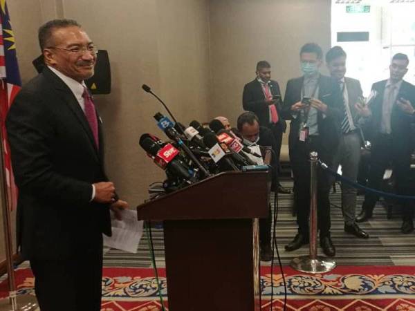 Hishammuddin ketika bercakap pada sidang akhbar di bilik media Parlimen di sini hari ini.