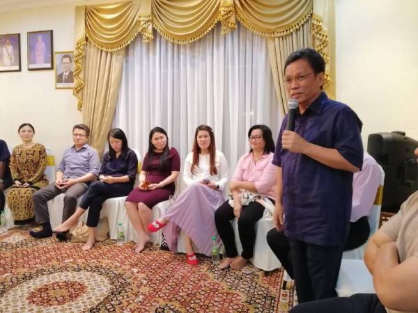 Gambar yang menunjukkan Mohd Shafie berucap pada majlis makan malam solidariti bersama dengan Ahli-Ahli Parlimen DAP di Sabah House.