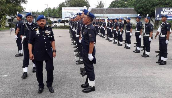 Mohd Yusoff melakukan pemeriksaan barisan dalam Majlis Serahan Terima Tugas Komanden PPM Wilayah Dua, Pengerusi Perkep PPPM Wilayah Dua dan Komandan Pusat Latihan Marin (Pulamar) di Markas PPM Wilayah Dua, Tampoi, Johor Bahru hari ini.