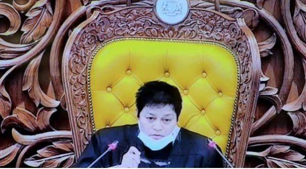  Sidang Dewan Rakyat sesi petang hari ini kecoh seketika apabila beberapa ahli Parlimen pembangkang mempersoal kelewatan Timbalan Speaker, Datuk Seri Azalina Othman Said memasuki dewan.