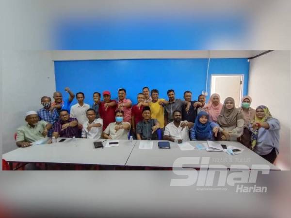 Karip (duduk di tengah) bersama mereka yang mengisytiharkan keluar PKR pada sidang akhbar di Jempol hari ini.