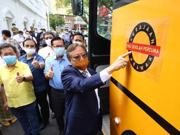 Ketua Menteri Sarawak, Datuk Patinggi Abang Johari Tun Openg melancarkan perkhidmatan bas sekolah percuma di Kuching hari ini. - Foto: Bernama