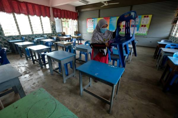 Terdapat guru yang terpaksa membelanjakan duit sendiri untuk membeli kelengkapan perlindungan diri bagi kegunaan pelajar. -Foto Bernama