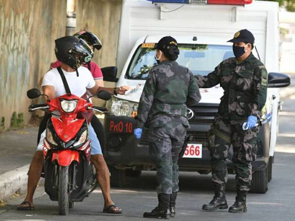 Pasukan polis dikerah untuk menjejaki individu yang didiagnos positif Covid-19. - Foto: AFP