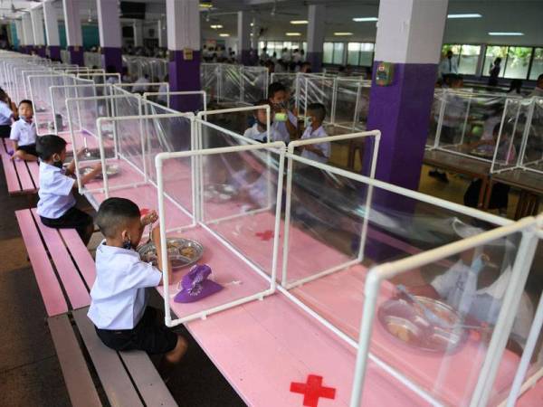 Lebih 200 sekolah termasuk dua di Bangkok, masing-masing satu di wilayah Chonburi dan Samut Prakan ditutup sekurang-kurangnya bagi tempoh tujuh hari hingga dua minggu bermula semalam.