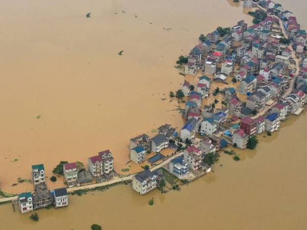 Gambar dari udara menunjukkan jalan utama dan bangunan yang tenggelam selepas paras empangan melimpah akibat banjir di Jiujiang, wilayah Jiangxi, China pada Isnin lalu. - Foto: AFP