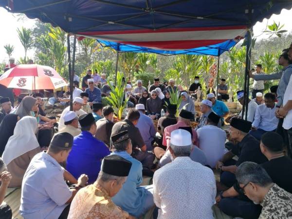 Mohd Khusairi selamat dikebumikan di tanah perkuburan Islam Felda Sungai Behrang di sini hari ini.