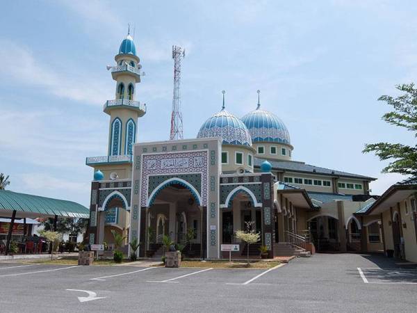 Perlis benar jemaah bawah umur 18  solat di masjid