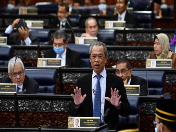 Perdana Menteri, Tan Sri Muhyiddin Yassin menjawab soalan semasa sesi soal jawab persidangan Dewan Rakyat. - Foto Bernama