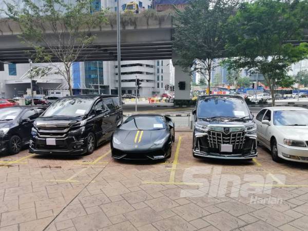 Polis merampas kenderaan mewah dalam serbuan di sekitar Lembah Klang kelmarin.